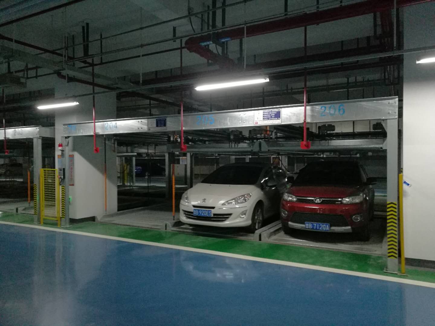 商(shang)圈助(zhu)手，立體(ti)停(ting)車庫